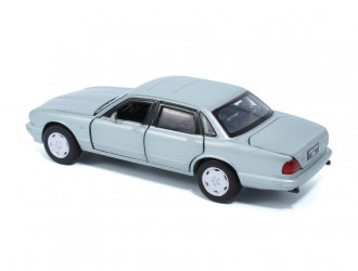 Модель автомобиля Jaguar XJ6, 1:32, Серебро Выдвижной механизм, свет и звук