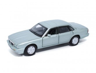 Модель автомобиля Jaguar XJ6, 1:32, Серебро Выдвижной механизм, свет и звук