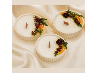 Ароматическая свеча в гипсовом подставке с декором