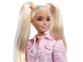 Papusa Barbie Deluxe Style blonda, tinuta roz denim si accesorii