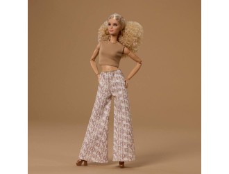 Papusa de colectie Barbie Signature Basics Model 07, blonda, tinuta alb-aurie, corp articulat,